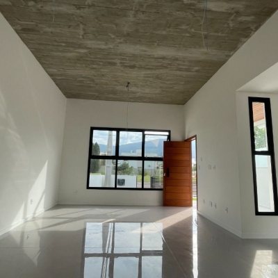 Casa Residencial com 113m², 3 quartos, 1 suíte, 1 garagem, no bairro São João Do Rio Vermelho em Florianópolis