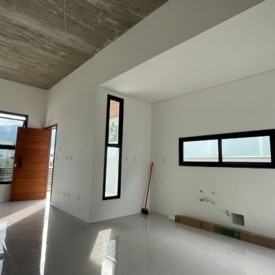 Casa Residencial com 113m², 3 quartos, 1 suíte, 1 garagem, no bairro São João Do Rio Vermelho em Florianópolis