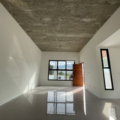 Casa Residencial com 113m², 3 quartos, 1 suíte, 1 garagem, no bairro São João Do Rio Vermelho em Florianópolis