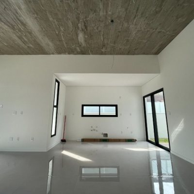 Casa Residencial com 113m², 3 quartos, 1 suíte, 1 garagem, no bairro São João Do Rio Vermelho em Florianópolis