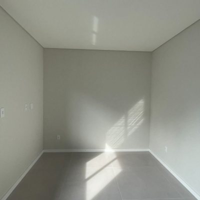Casa Residencial com 113m², 3 quartos, 1 suíte, 1 garagem, no bairro São João Do Rio Vermelho em Florianópolis