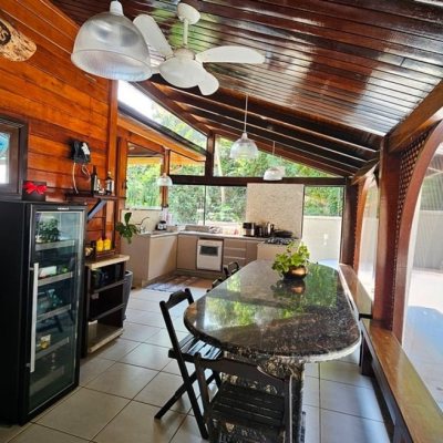 Casa Residencial com 450m², 4 quartos, 4 suítes, 8 garagens, no bairro Praia Brava em Florianópolis