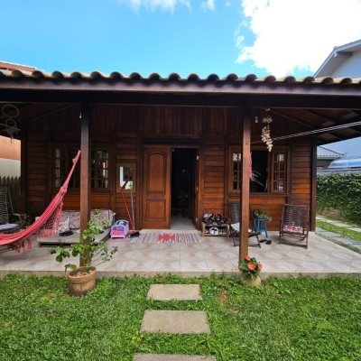 Casa Residencial com 82m², 2 quartos, 1 suíte, 1 garagem, no bairro Campeche em Florianópolis