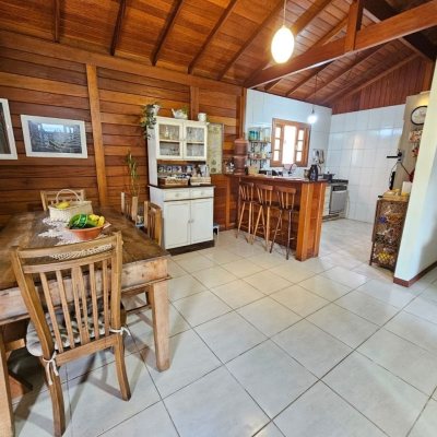 Casa Residencial com 82m², 2 quartos, 1 suíte, 1 garagem, no bairro Campeche em Florianópolis