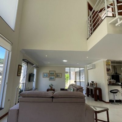 Casa em Condomínio com 223m², 4 quartos, 3 suítes, 2 garagens, no bairro Ingleses do Rio Vermelho em Florianópolis