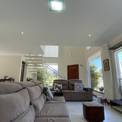 Casa em Condomínio com 223m², 4 quartos, 3 suítes, 2 garagens, no bairro Ingleses do Rio Vermelho em Florianópolis