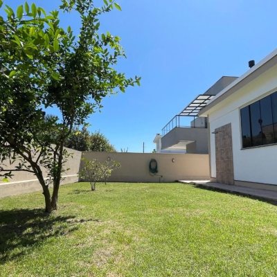 Casa em Condomínio com 223m², 4 quartos, 3 suítes, 2 garagens, no bairro Ingleses do Rio Vermelho em Florianópolis