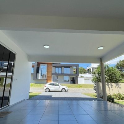 Casa em Condomínio com 223m², 4 quartos, 3 suítes, 2 garagens, no bairro Ingleses do Rio Vermelho em Florianópolis