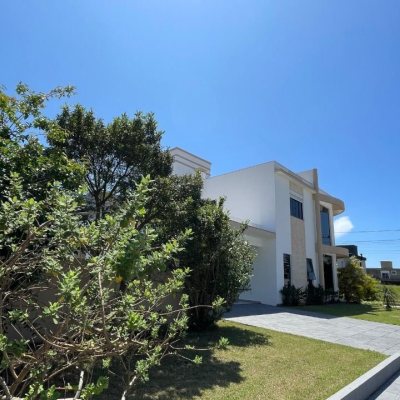 Casa em Condomínio com 223m², 4 quartos, 3 suítes, 2 garagens, no bairro Ingleses do Rio Vermelho em Florianópolis