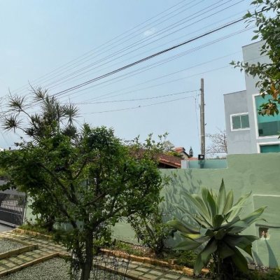 Casa Residencial com 256m², 4 quartos, 1 suíte, 4 garagens, no bairro Ingleses do Rio Vermelho em Florianópolis