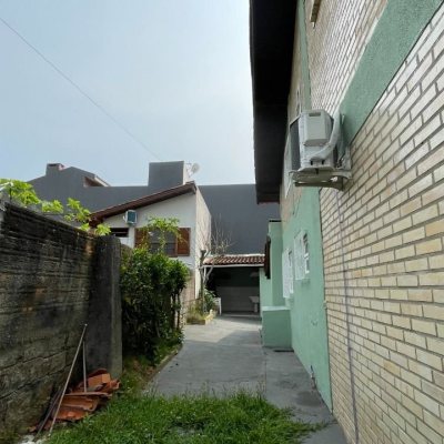 Casa Residencial com 256m², 4 quartos, 1 suíte, 4 garagens, no bairro Ingleses do Rio Vermelho em Florianópolis