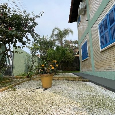 Casa Residencial com 256m², 4 quartos, 1 suíte, 4 garagens, no bairro Ingleses do Rio Vermelho em Florianópolis