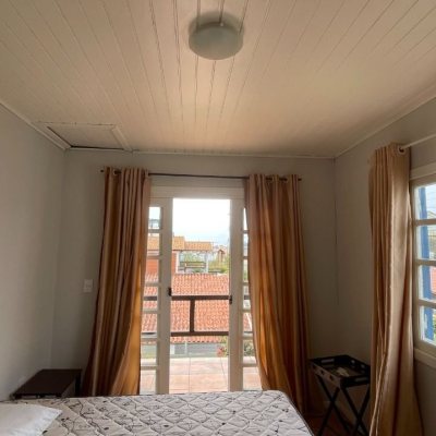 Casa Residencial com 256m², 4 quartos, 1 suíte, 4 garagens, no bairro Ingleses do Rio Vermelho em Florianópolis