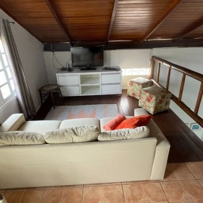 Casa Residencial com 256m², 4 quartos, 1 suíte, 4 garagens, no bairro Ingleses do Rio Vermelho em Florianópolis