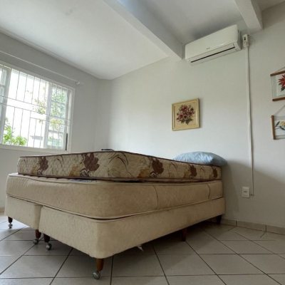 Casa Residencial com 256m², 4 quartos, 1 suíte, 4 garagens, no bairro Ingleses do Rio Vermelho em Florianópolis