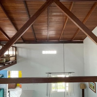 Casa Residencial com 256m², 4 quartos, 1 suíte, 4 garagens, no bairro Ingleses do Rio Vermelho em Florianópolis