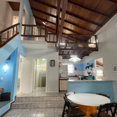 Casa Residencial com 256m², 4 quartos, 1 suíte, 4 garagens, no bairro Ingleses do Rio Vermelho em Florianópolis