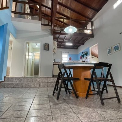 Casa Residencial com 256m², 4 quartos, 1 suíte, 4 garagens, no bairro Ingleses do Rio Vermelho em Florianópolis