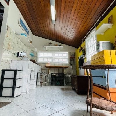 Casa Residencial com 256m², 4 quartos, 1 suíte, 4 garagens, no bairro Ingleses do Rio Vermelho em Florianópolis