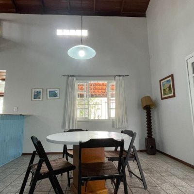 Casa Residencial com 256m², 4 quartos, 1 suíte, 4 garagens, no bairro Ingleses do Rio Vermelho em Florianópolis