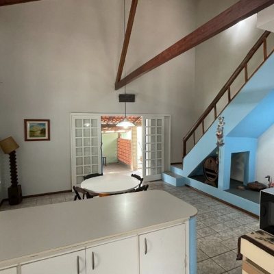 Casa Residencial com 256m², 4 quartos, 1 suíte, 4 garagens, no bairro Ingleses do Rio Vermelho em Florianópolis