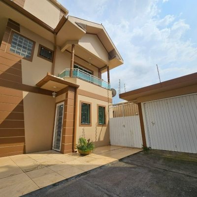 Sobrado Residencial com 140m², 3 quartos, 1 suíte, 2 garagens, no bairro Ingleses do Rio Vermelho em Florianópolis