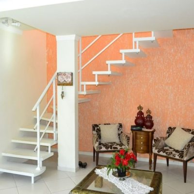 Sobrado Residencial com 140m², 3 quartos, 1 suíte, 2 garagens, no bairro Ingleses do Rio Vermelho em Florianópolis