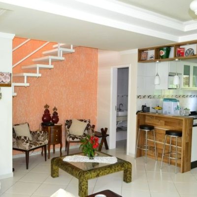 Sobrado Residencial com 140m², 3 quartos, 1 suíte, 2 garagens, no bairro Ingleses do Rio Vermelho em Florianópolis