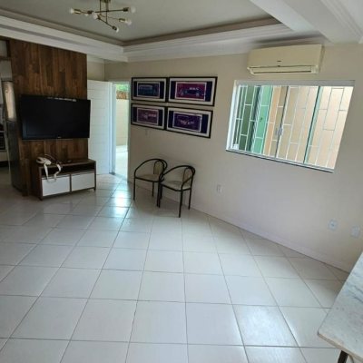 Sobrado Residencial com 140m², 3 quartos, 1 suíte, 2 garagens, no bairro Ingleses do Rio Vermelho em Florianópolis