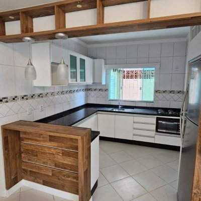 Sobrado Residencial com 140m², 3 quartos, 1 suíte, 2 garagens, no bairro Ingleses do Rio Vermelho em Florianópolis