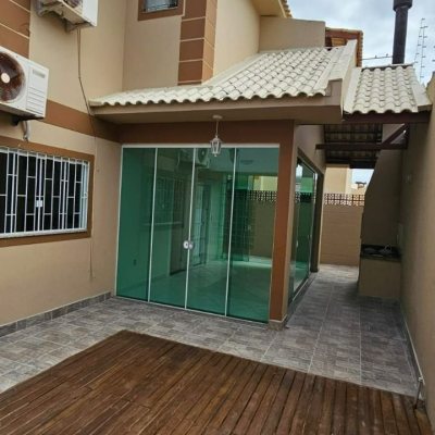 Sobrado Residencial com 140m², 3 quartos, 1 suíte, 2 garagens, no bairro Ingleses do Rio Vermelho em Florianópolis