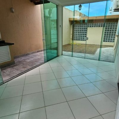 Sobrado Residencial com 140m², 3 quartos, 1 suíte, 2 garagens, no bairro Ingleses do Rio Vermelho em Florianópolis