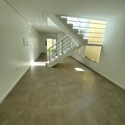 Casa Residencial com 143m², 3 quartos, 1 suíte, 2 garagens, no bairro Ingleses do Rio Vermelho em Florianópolis