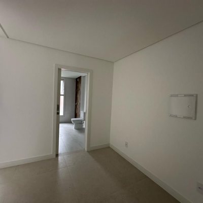 Casa Residencial com 199m², 3 quartos, 3 suítes, 2 garagens, no bairro Córrego Grande em Florianópolis