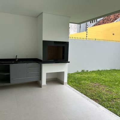 Casa Residencial com 199m², 3 quartos, 3 suítes, 2 garagens, no bairro Córrego Grande em Florianópolis