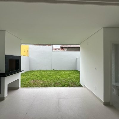 Casa Residencial com 199m², 3 quartos, 3 suítes, 2 garagens, no bairro Córrego Grande em Florianópolis