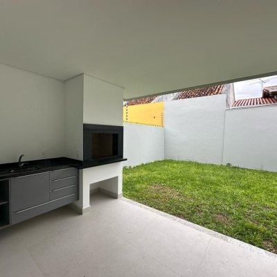 Casa Residencial com 199m², 3 quartos, 3 suítes, 2 garagens, no bairro Córrego Grande em Florianópolis