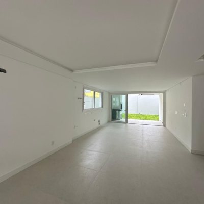 Casa Residencial com 199m², 3 quartos, 3 suítes, 2 garagens, no bairro Córrego Grande em Florianópolis