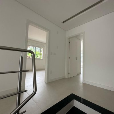 Casa Residencial com 199m², 3 quartos, 3 suítes, 2 garagens, no bairro Córrego Grande em Florianópolis