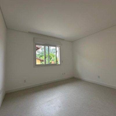 Casa Residencial com 199m², 3 quartos, 3 suítes, 2 garagens, no bairro Córrego Grande em Florianópolis