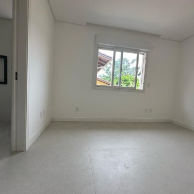 Casa Residencial com 199m², 3 quartos, 3 suítes, 2 garagens, no bairro Córrego Grande em Florianópolis