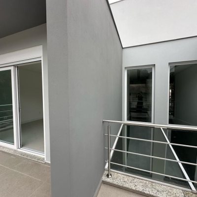 Casa Residencial com 199m², 3 quartos, 3 suítes, 2 garagens, no bairro Córrego Grande em Florianópolis