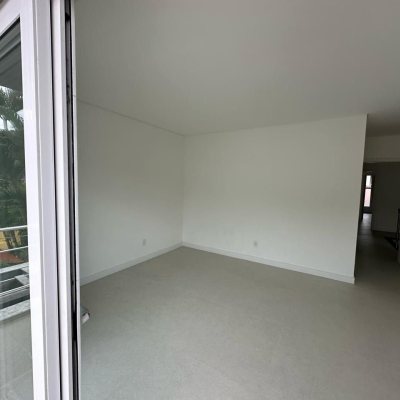 Casa Residencial com 199m², 3 quartos, 3 suítes, 2 garagens, no bairro Córrego Grande em Florianópolis