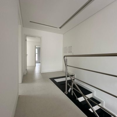 Casa Residencial com 199m², 3 quartos, 3 suítes, 2 garagens, no bairro Córrego Grande em Florianópolis