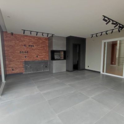 Casa Residencial com 268m², 3 quartos, 1 suíte, 2 garagens, no bairro Pedra Branca em Palhoça