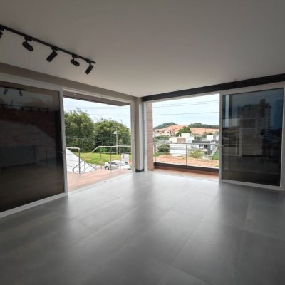 Casa Residencial com 268m², 3 quartos, 1 suíte, 2 garagens, no bairro Pedra Branca em Palhoça