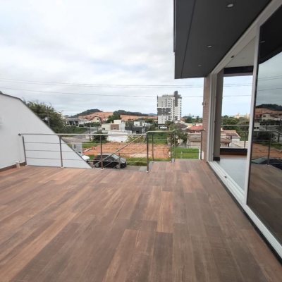 Casa Residencial com 268m², 3 quartos, 1 suíte, 2 garagens, no bairro Pedra Branca em Palhoça