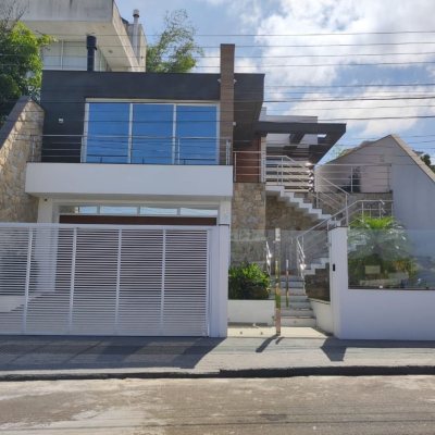 Casa Residencial com 268m², 3 quartos, 1 suíte, 2 garagens, no bairro Pedra Branca em Palhoça