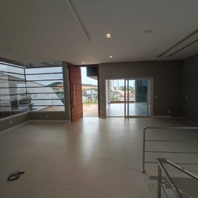 Casa Residencial com 268m², 3 quartos, 1 suíte, 2 garagens, no bairro Pedra Branca em Palhoça