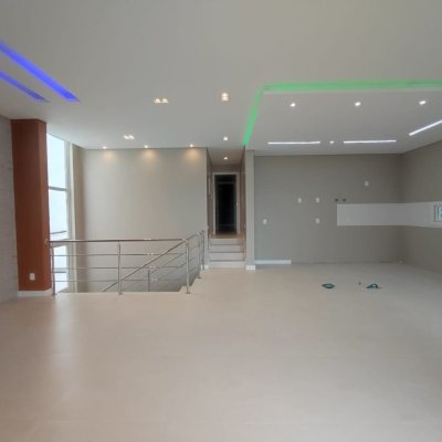 Casa Residencial com 268m², 3 quartos, 1 suíte, 2 garagens, no bairro Pedra Branca em Palhoça